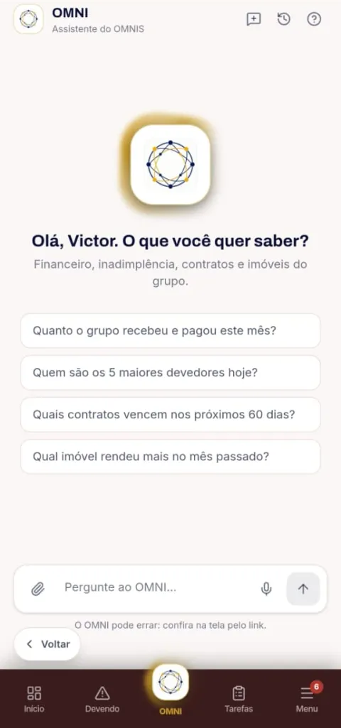 OMNI, o assistente de IA do OMNIS, sugerindo perguntas sobre financeiro, contratos e imóveis